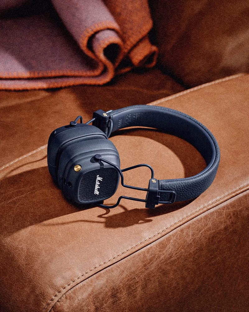 Навушники Marshall Major V Midnight Blue на дивані, інший ракурс
